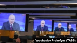Biroul agenției ruse de stat TASS, unde jurnaliștii urmăresc pe multiple ecrane conferința de presă a președintelui Vladimir Putin, combinată anul acesta cu seria de întrebări și răspunsuri de la cetățenii de rând, Moscova, 14 decembrie 2023. 
