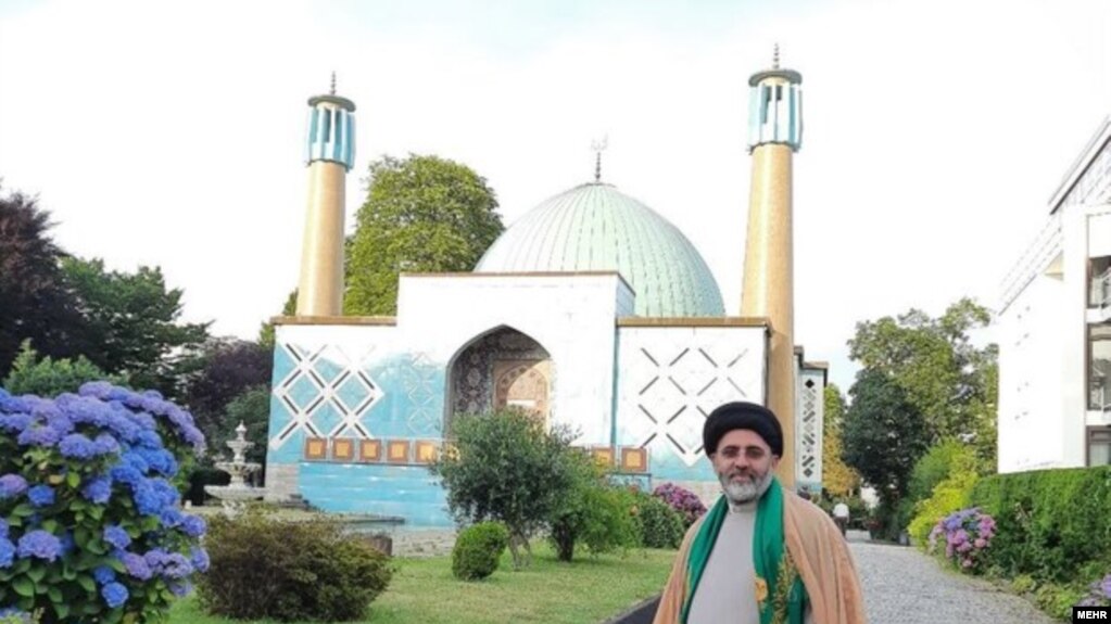 سلیمان موسوی‌فر، معاون سابق مرکز اسلامی هامبورگ، پیش از اخراج از آلمان در محوطه مرکز