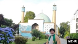 سلیمان موسوی‌فر، معاون سابق مرکز اسلامی هامبورگ، پیش از اخراج از آلمان در محوطه مرکز