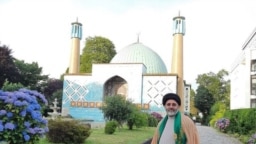 سلیمان موسوی‌فر، معاون سابق مرکز اسلامی هامبورگ، پیش از اخراج از آلمان در محوطه مرکز
