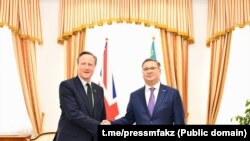 Британский министр иностранных дел Дэвид Кэмерон (слева) и глава МИД Казахстана Мурат Нуртлеу
