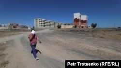 İqtisadi cəhətdən uğursuz Ülkэn kəndində tərk edilmiş evlər. O, atom elektrik stansiyasının mümkün tikintisi üçün yer kimi nəzərdən keçirilir.