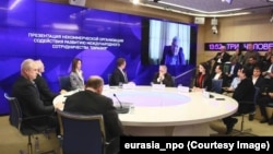 La lansarea organizației „Evrazia”, la Moscova, pe 24 aprilie. Bașcana Găgăuziei, Evghenia Guțul, în persoană (la masă, prima din dreapta), și fostul președinte al R. Moldova, Vladimir Voronin, virtual (pe ecranul din spate).