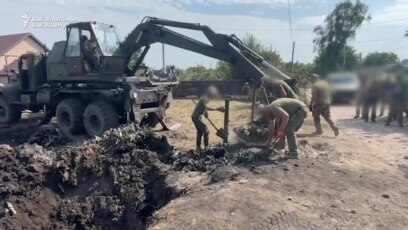 Ukrainian Military Clears Plane-Crash Debris