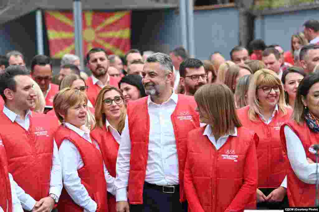 Партискиот секретар Миле Зечевиќ со сопартијците на стартот на &bdquo;Рамо до рамо...&ldquo; во Скопје
