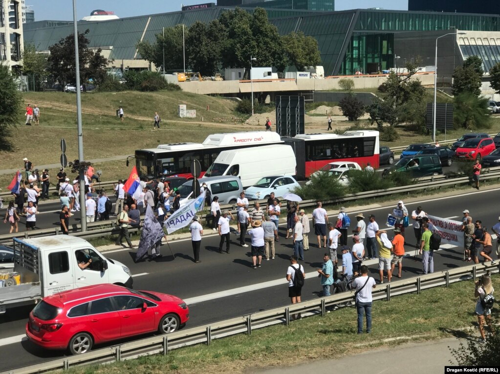 Aktivisti su naveli da se zemljište u javnoj svojini &quot;poklanja domaćim i stranim investitorima&quot;, koji su pravo korišćenja zemljišta dobili kroz proces privatizacije preduzeća u vlasništvu države.