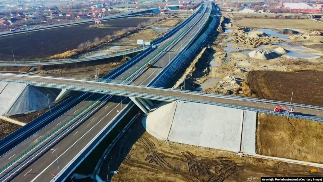 România a depăşit abia în toamna anului 2023 borna de 1.000 de kilometri de drumuri rapide construite, în condiţiile în care peste 100 de km au fost realizaţi în comunism. În prezent, sunt 1.075 de km de autostradă şi drum expres.