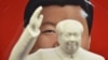 Кытайдын Коммунисттик партиясынын биринчи төрагасы Мао Цзэдундун айкелинин артында өлкөнүн азыркы лидери Си Цзинпиндин сүрөтү турат. Иллюстрациялык сүрөт.