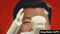 Портрет лидера КНР Си Цзиньпина за статуей Мао Цзэдуна, первого председателя Коммунистической партии Китая. Иллюстративное изображение.