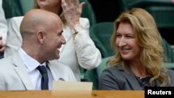  Андре Агаси и Щефи Граф на мач по тенис сред Роджър Федерер и Михаил Южни през 2012 година 