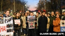Tüntetés az orosz nagykövetség előtt Belgrádban 2024. február 16-án