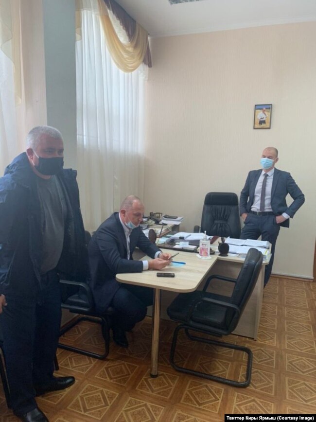Люди в штатском (предположительно сотрудники ФСБ) в омской больнице во время госпитализации Алексея Навального