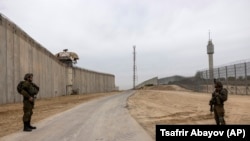 Ізраїльські солдати охороняють місце церемонії з нагоди завершення будівництва посиленого бар’єру безпеки вздовж кордону Ізраїлю та Гази, 7 грудня 2021 роук