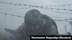 Новобранець 1-го окремого механізованого батальйону «Вовки Да Вінчі» бере участь у військових навчаннях в центральній Україні 12 березня 2024 року