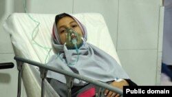 O elevă din Iran zace într-un pat de spital după ce a fost otrăvită.