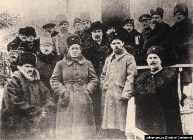 Udhëheqja politike dhe ushtarake e UPR.  Në qendër janë Simon Petlyura dhe gjenerali Mikhail Omelyanovich-Pavlenko.  Nëntor 1920