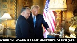 Premierul Ungariei, Viktor Orbán şi fostul preşedinte al SUA, Donald Trump, în reşedinţa ex-liderului de la Casa Albă din Florida.