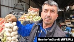 Goran Jovanović uzgaja beli luk na 20 ari zemlje. Sve je manje uzgajivača a beli luk sve češće dolazi iz uvoza.