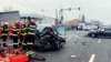 O echipă de intervenție de urgență descarcerează o persoană blocată după un accident grav de trafic.