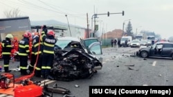 O echipă de intervenție de urgență descarcerează o persoană blocată după un accident grav de trafic.