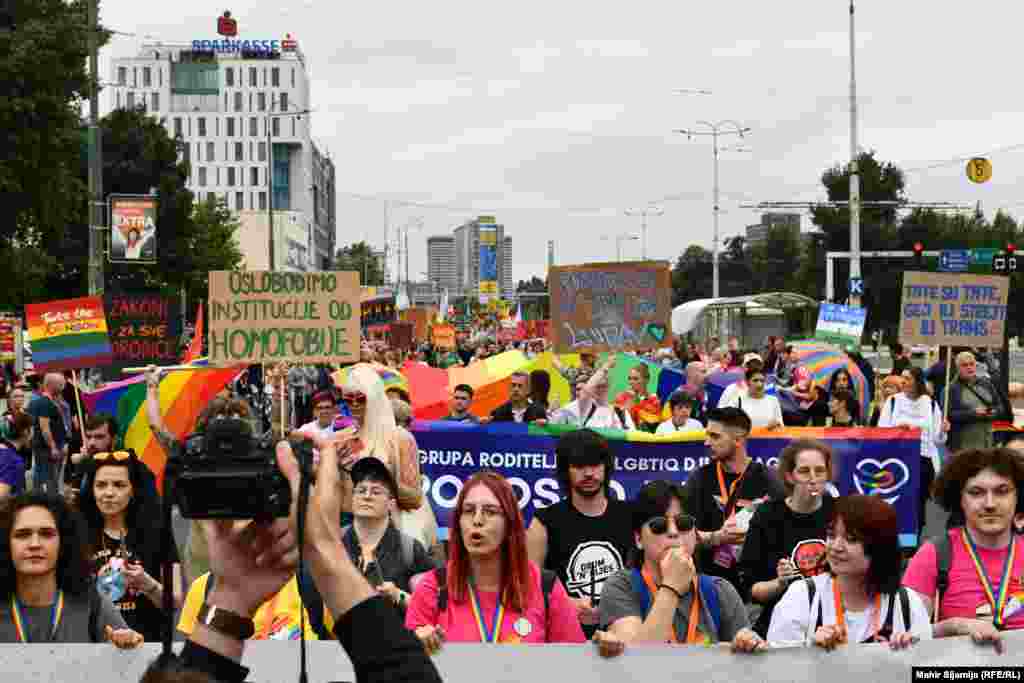 LGBTIQ+ zajednica Povorku ponosa vidi kao način zajednice da bude vidljivija u društvu, te da se kroz aktivistički čin šetnje skrene pažnja na probleme i potrebe s kojima LGBTIQ+ osobe suočavaju.