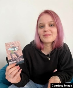 Andreea (20) și cartea care vorbește despre cum va face să fie mai bine, în cadrul întâlnirii grupului de sprijin de la sediul Asociației Dream Project