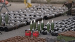 Municione dhe armë, për të cilat Policia e Kosovës tha se u gjetën në dhe përreth manastirit në Banjskë. Foto: Bujar Tërstena 