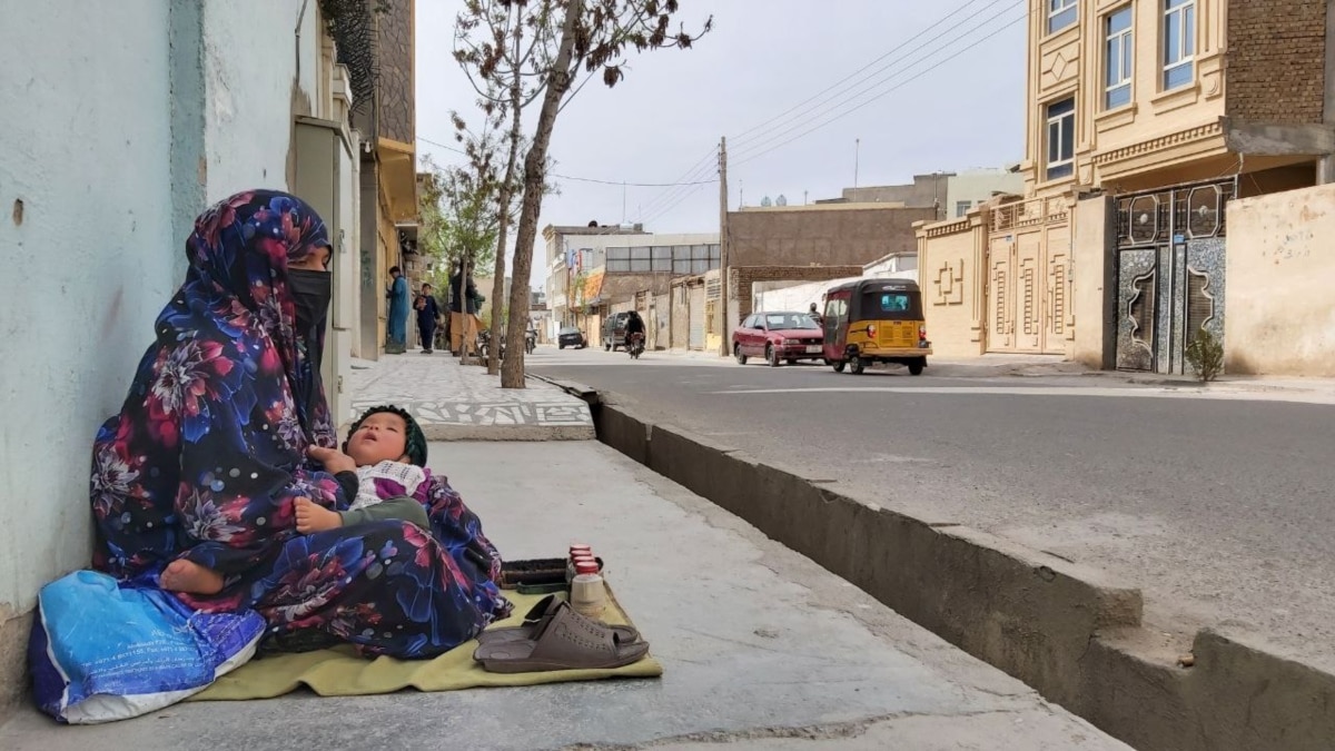 مشکلات اقتصادی در هرات برخی از زنان را واداشته است کنار جاده ها کفش رنگ کنند