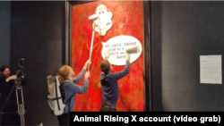 Aktivisti za prava životinja 11. juna su objavili snimak kako vandalizuju portret britanskog kralja Čarlsa