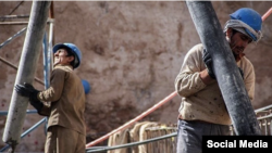 آرشیف - کارگران حین کار در یک ساختمان در ایران