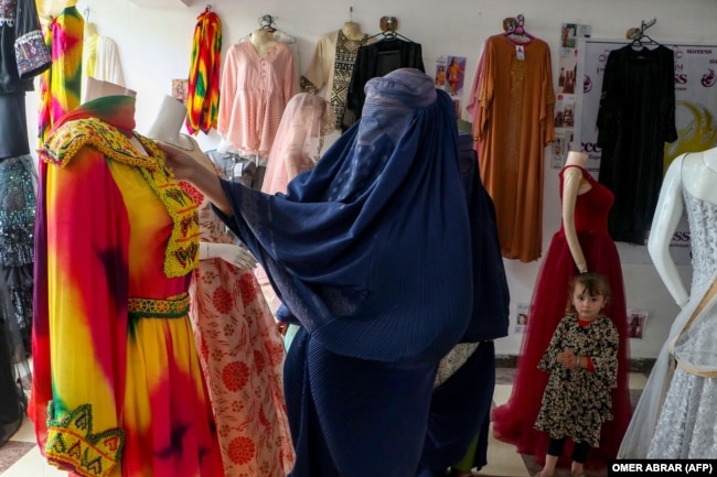 Një grua e mbuluar tërësisht në një dyqan në provincën Badakstan të Afganistanit.