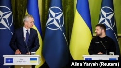 Президент Украины Владимир Зеленский (справа) и генсекретарь НАТО Йенс Столтенберг на совместном брифинге. Киев, 20 апреля 2023 года