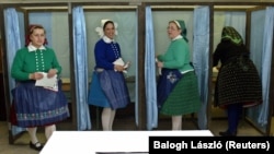 2003 год. Женщины в венгерских национальных костюмах голосуют на референдуме о вступлении Венгрии в ЕС. Тогда "за" проголосовали почти 84% избирателей