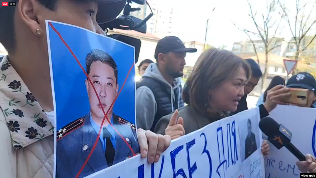 A group of protesters gathered in front of the city police headquarters in Bishkek, urging President Sadyr Japarov and Interior Minister Ulan Niyazbekov to fire Nogoibaev.