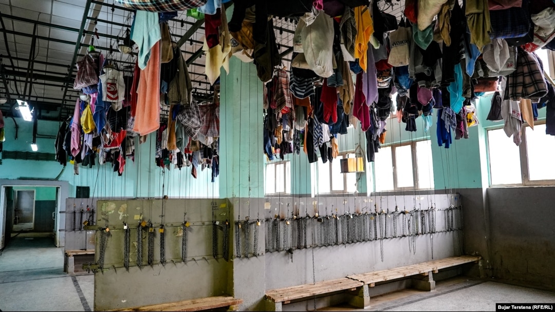 Në këtë hapësirë minatorët vendosin rrobat e tyre para se të fillojnë punën