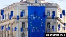 Flamuj të BE-së të vendosur në një rrugë në Sarajevë. 21 mars 2024. 