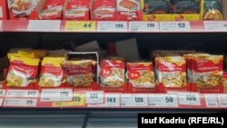 Çmimet e disa produkteve ushqimore në një dyqan në Shkup, 1 mars 2024.