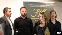 Здружението на новинарите на Македонија (ЗНМ) денеска ги додели годишните новинарски награди. Наградата за истражувачко новинарство „Јашар Еребала“ ја доби Истражувачката репортерска лабораторија за „Нечиста крв“. Сашка Цветковска од ИРЛ (во средина).