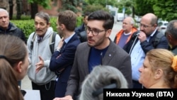  Стефан Спасов приказва с протестиращите пред Столична община. 