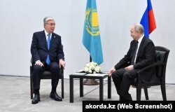 Президент Казахстана Касым-Жомарт Токаев (слева) и президент России Владимир Путин на встрече в Казани, 21 февраля 2024 года