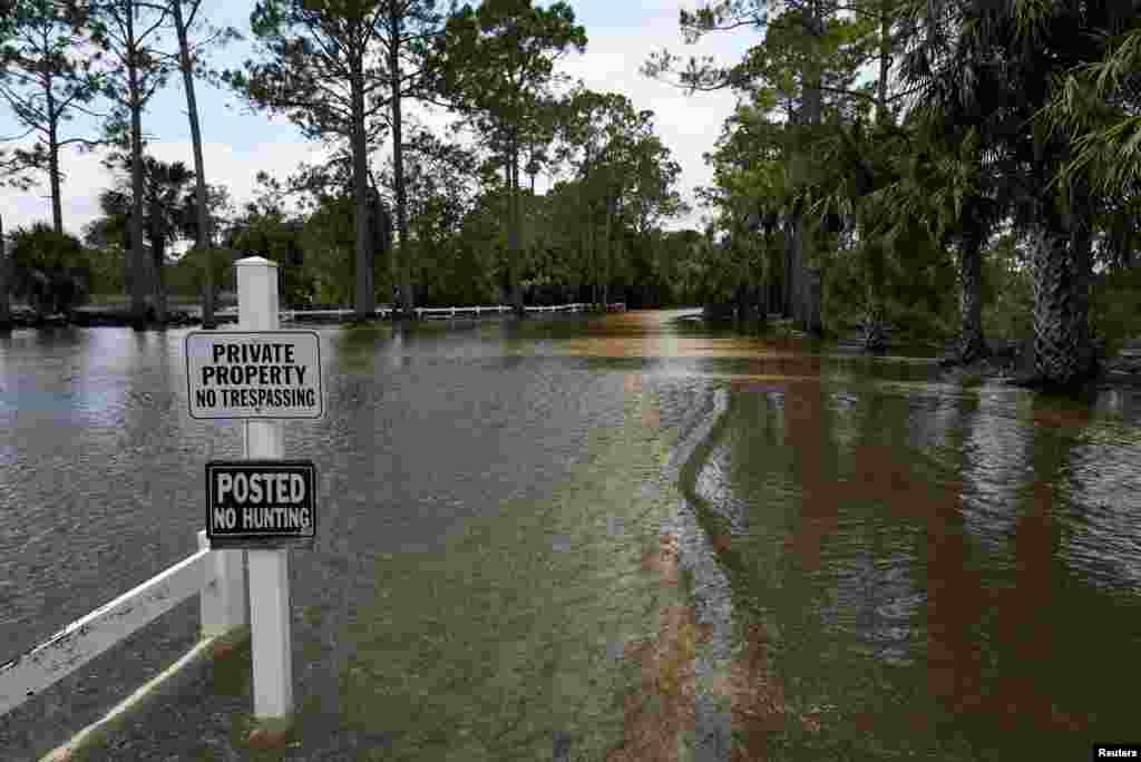 Pamje e përmbytjeve pas mbërritjes së uraganit Idalia, në Cedar Key, Florida.