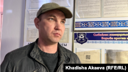Активист Нуржан Сембаев в здании суда города Семей в ожидании суда по заявлению полиции. 24 октября 2023