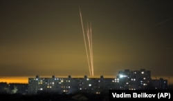 Четыре российские ракеты, запущенные по территории Украины из Белгородской области России, которые были видны в Харькове поздно вечером 16 февраля 2023 года