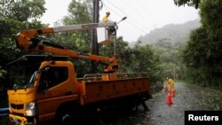 Provjera dalekovoda nakon što su oborena stabla, uslijed tajfuna, prouzrokovala nestanak struje na jugu Tajvana, 5. oktobra 2023.