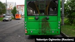 Кров на тролейбусі на місці російського авіаудару в Харкові, Україна, 22 травня 2024 року