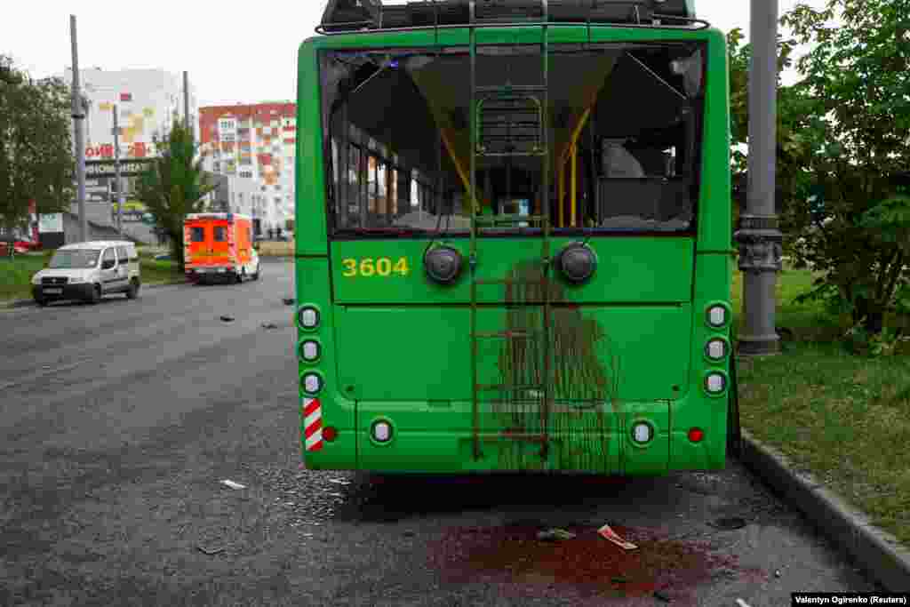 Gjaku shihet në një trolejbus pas një sulmi ajror rus në Harkiv, Ukrainë. Zyrtarët thanë se 10 persona u plagosën, dhe të paktën një është në gjendje të rëndë.