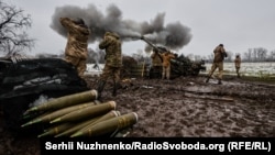 155 milliméteres tüzérségi lőszerek 2023. február 24-én a Donyecki területen
