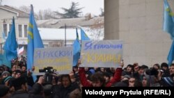 Митинг против сепаратизма под стенами крымского парламента в Симферополе. Крым, 26 февраля 2014 года