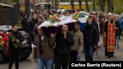 Похороны двух детей, которые погибли в результате российского ракетного удара, Умань, 30 апреля 2023 года