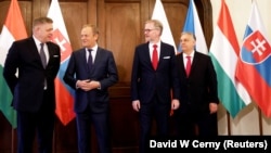Слева направо: премьер-министры Словакии Роберт Фицо, Польши Дональд Туск, Чехии Петр Фиала и Венгрии Виктор Орбан позируют для группового фото во время саммита стран Вышеградской группы (V4). Прага, 27 февраля 2024 года